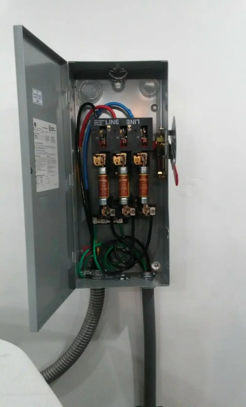 Three-phase disconnect switch installed for Smoke Detector Installation in Maryland Heights